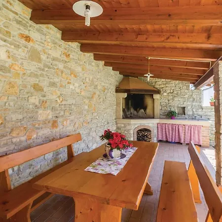 Vikendica Three-bedroom In Regulici