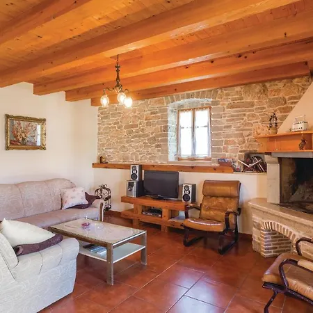 Three-bedroom In Regulici Prnjani