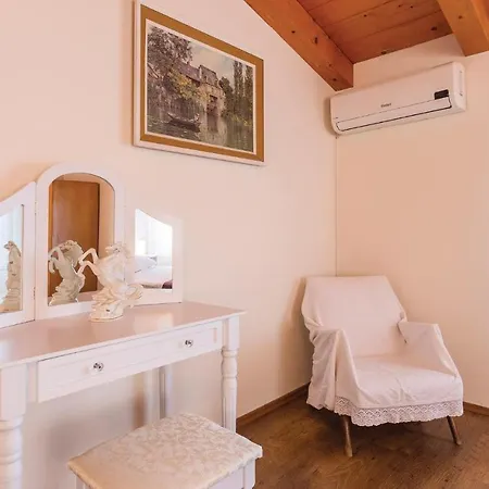 Three-bedroom In Regulici * Prnjani