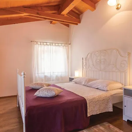Vikendica Three-bedroom In Regulici *