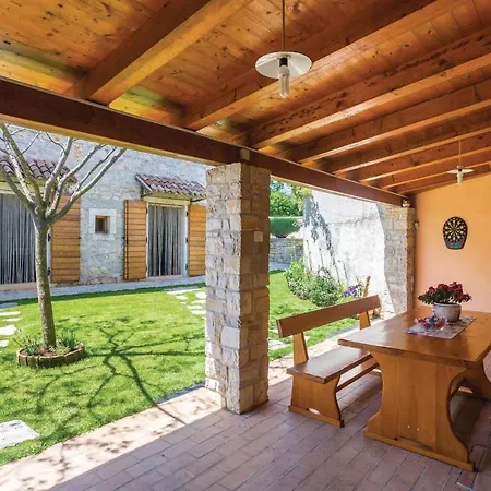 Vikendica Three-bedroom In Regulici *