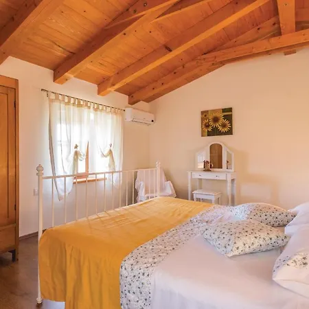 Three-bedroom In Regulici *