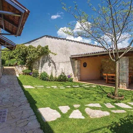 Three-bedroom In Regulici Vikendica