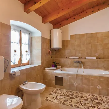 Three-bedroom In Regulici Vikendica *
