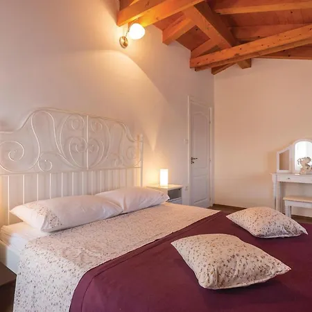 Vikendica Three-bedroom In Regulici