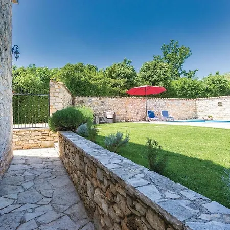 Vikendica Three-bedroom In Regulici *