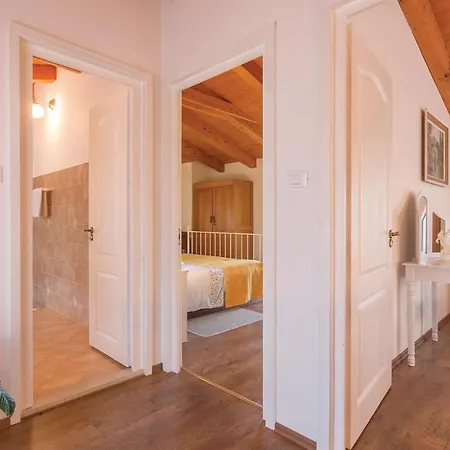 Three-bedroom In Regulici Prnjani